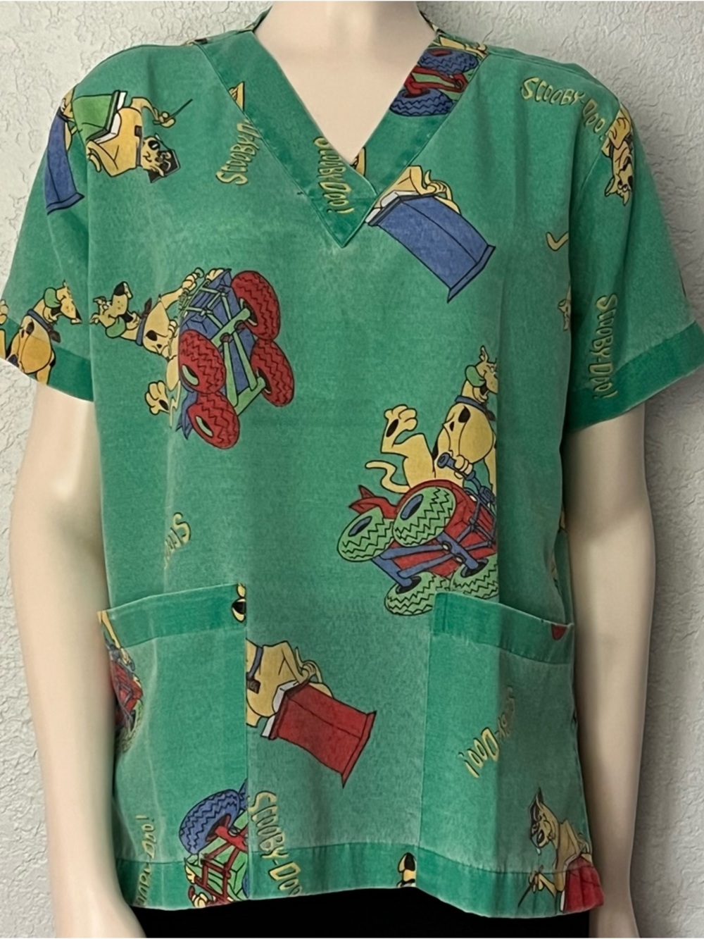 Vintage Scooby Doo Scrub Top Green Fun Cartoon Nurse Vet Medical V Neck Pockets
